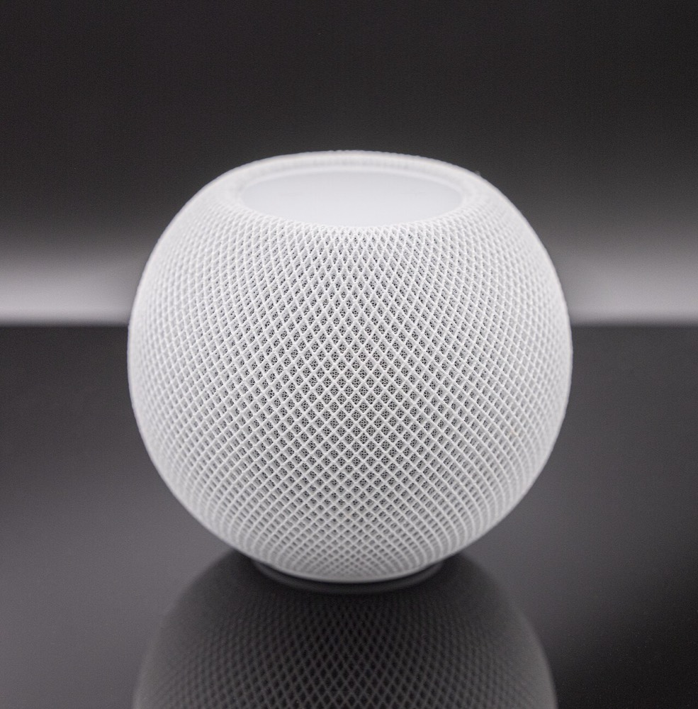 Apple HomePod mini の本体。球形のメッシュ筐体を正面から見た様子