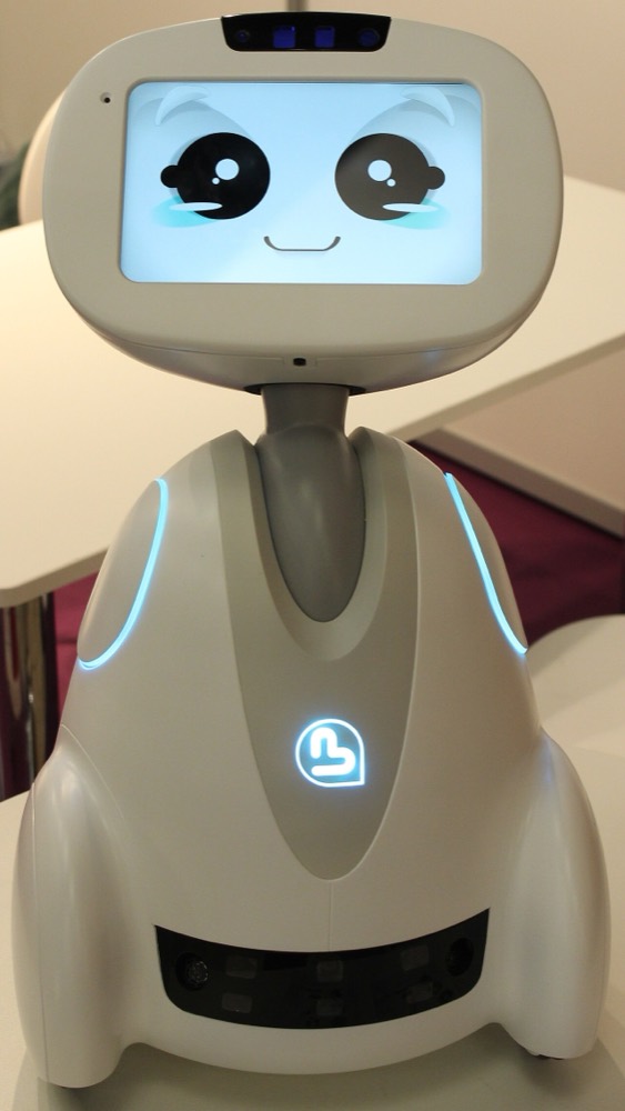Blue Frog Robotics のコンパニオンロボット Buddy。顔にあたる画面に目が表示されている