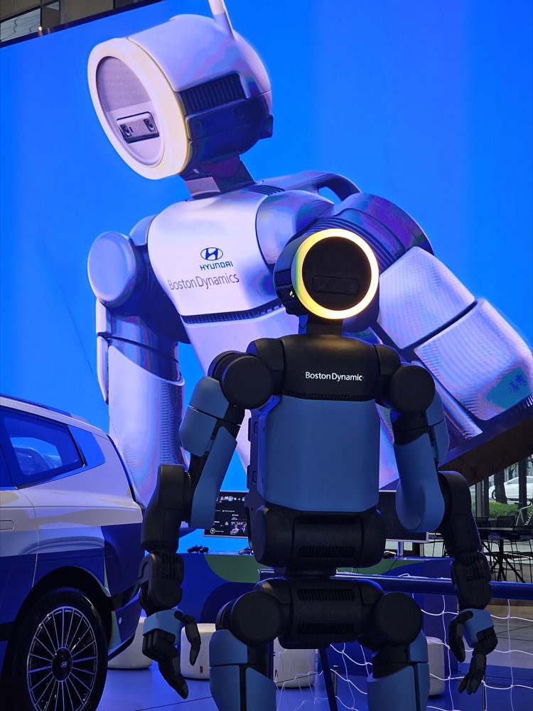 Boston Dynamics の電動ヒューマノイド Atlas を背後から見た様子。リング状の頭部が特徴
