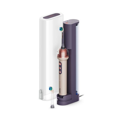 Dyson CameraJet フロッサー付き電動歯ブラシ の本体を充電スタンドに立て、トラベルケースと替えブラシを並べた様子（楽天市場 Dyson公式楽天市場店 の商品画像）