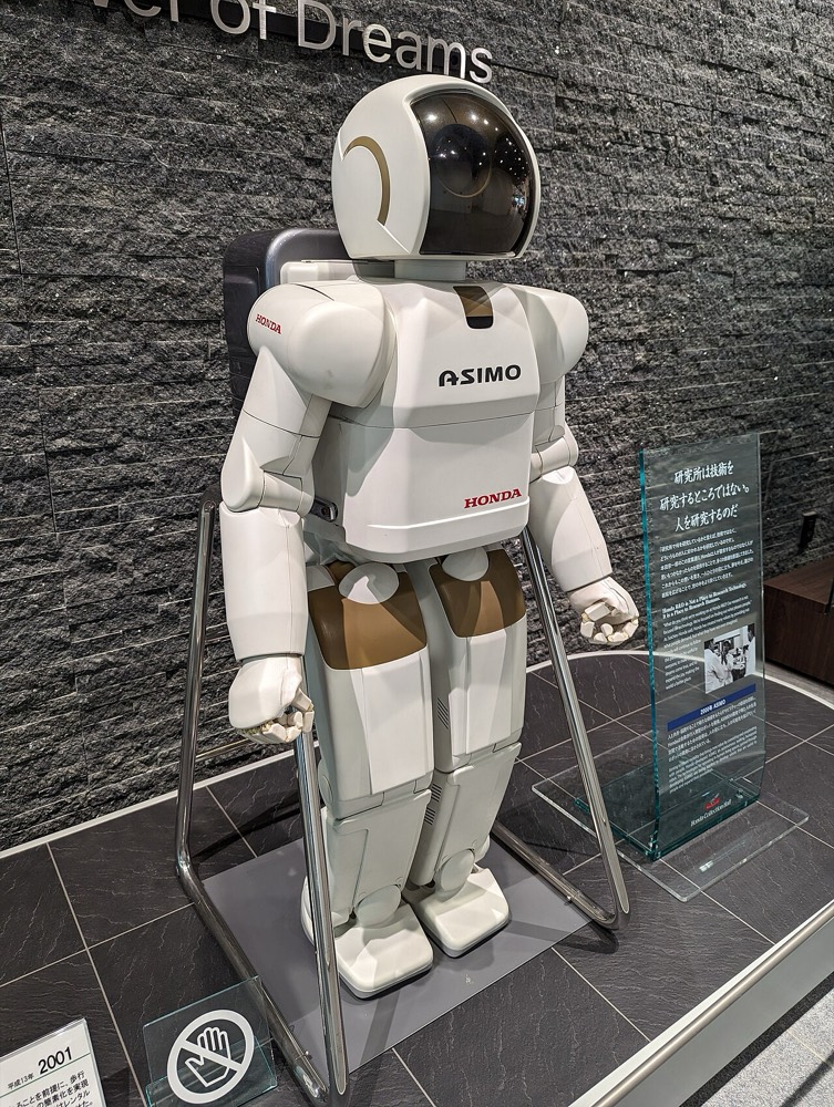 本田技研工業の二足歩行ヒューマノイド ASIMO（初代）が Honda Collection Hall に展示されている様子