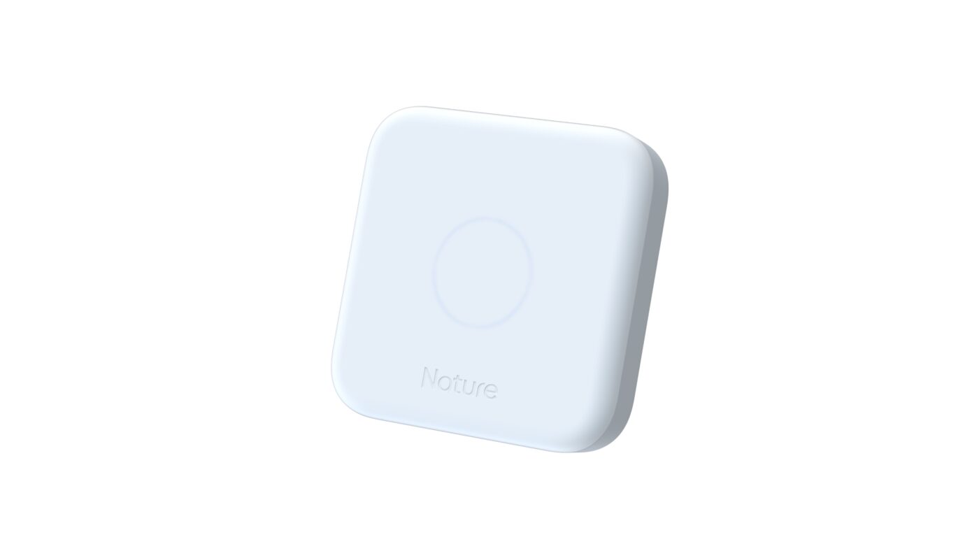 Nature Remo 3 の本体を正面やや上から写した製品写真（白背景）