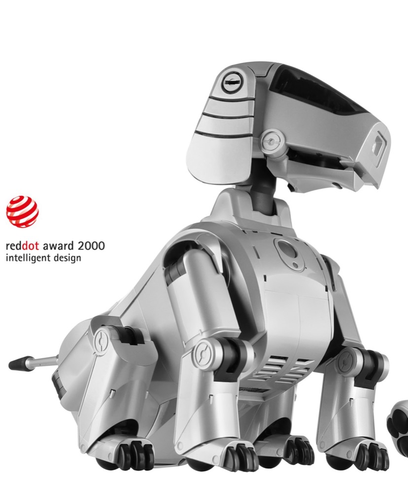 ソニーの初代 AIBO（ERS-110）が展示ケースに並ぶ様子