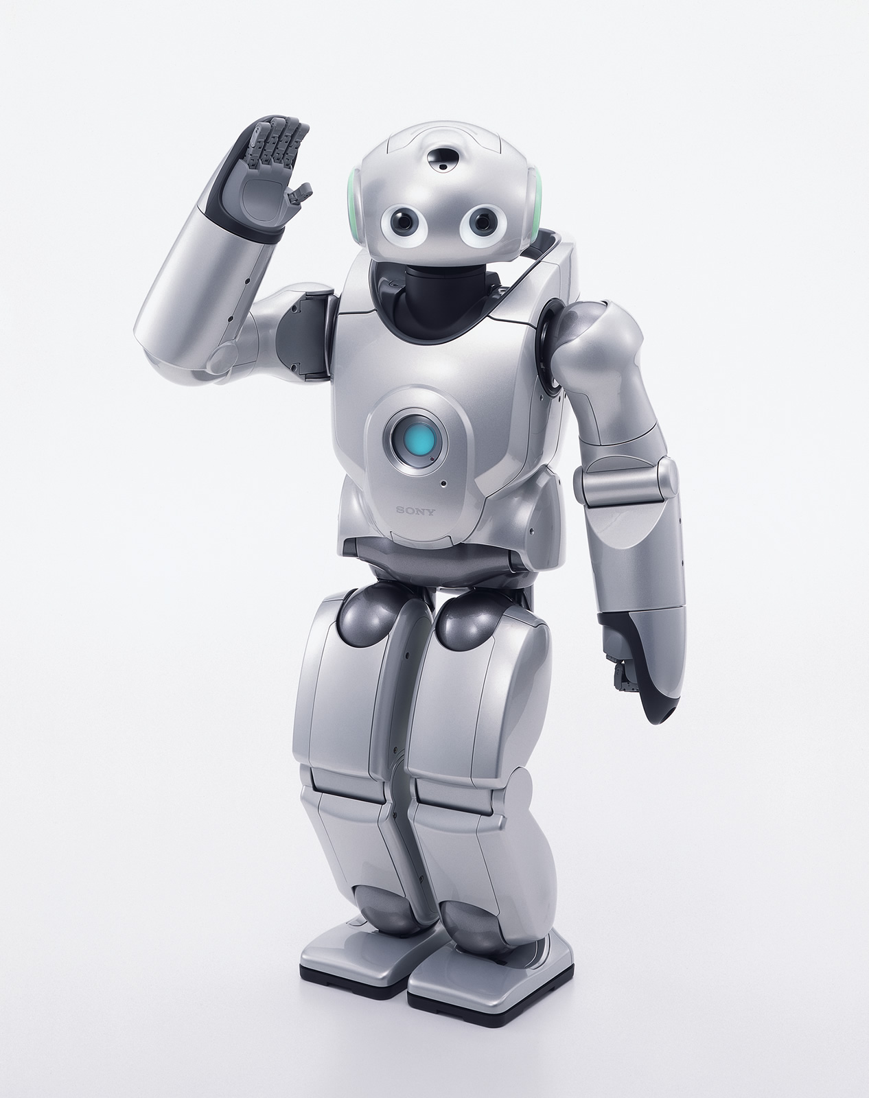 ソニーの小型二足歩行ロボット QRIO（キュリオ）が右手を挙げて挨拶する姿（白背景）