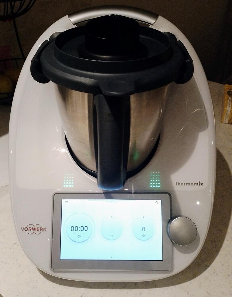 フォアベルク Thermomix TM6 の本体正面。ミキシングボウルを載せ、タッチ画面にメニューを表示している